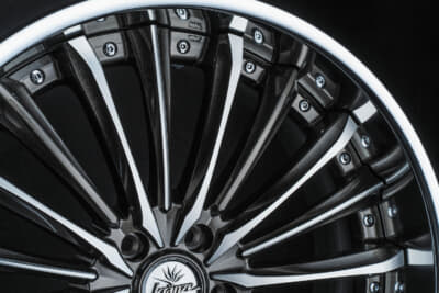 ブラックとシルバーの中間色となるセピアブラック。このヴィルハームはそれをポリッシュしたもの。3Dなデザインに映えるカラー。陰影が出るので立体感が強調される