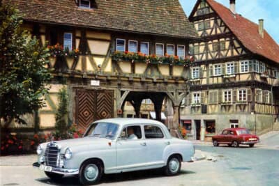 ポントンと呼ばれた180（W120）。ボディとフェンダーが一体となった3ボックスデザインが特徴。世界初の衝撃吸収式安全ボディ構造を採用し、安全性と居住性が向上した