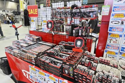 TONE;手の動きを損なわないネックライトは暗い場所での作業に重宝。人気アイテムのひとつ