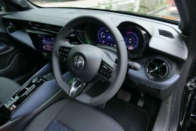 アルファ ロメオ ジュニア：10.25 インチのデジタルクラスターメーターは、直感的な情報とカスタマイズ可能なコントロールを備える