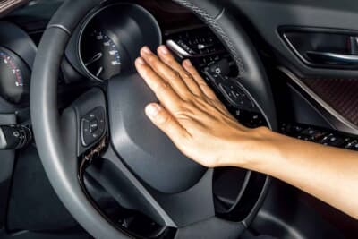 横断歩道や歩行者がいる場所で、歩行者を急かすためにクラクションを鳴らすのも違反行為だ。そもそも警音器（クラクション）は、危険を防止する場合を除き鳴らしてはならない