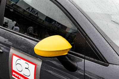 APF595：ベース車両のポイントカラーに合わせて、イエローのEVE DESIGNのアクセサリーパーツを追加