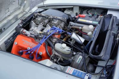 ランチア フルビア スポルト ザガート:前輪駆動の能力を発揮するべく、フロントアクスルよりも前にランチア伝統ともいえるの軽量コンパクトな狭角V4エンジンが45度傾けられて搭載されている