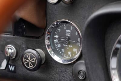 MG「B」:オイルプレッシャーゲージと水温計はスミス製のデュアルゲージ。購入時は油圧がなく針が動かなかったが、現在はエンジンをオーバーホールして完調となり、しっかりと油圧がかかる