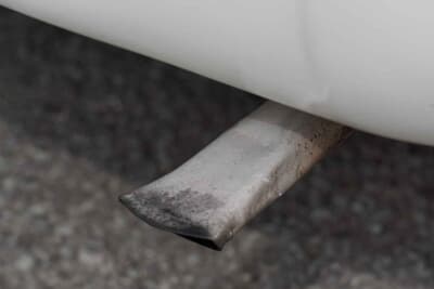 シアタ アミカ：フィッシュテールのようなデザインが施されたシアタ・アミカのマフラー出口