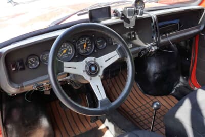 シムカ ラリー2：ナルディのステアリングへ変更し、空燃費計を追加装着している。それ以外はノーマルの状態を保ったコックピットだ