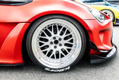 トヨタ 86：ホイールはWORKのマイスターM1（フロント10J/リア13J）。さらに25mmのワイドトレッドスペーサーを装着