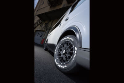 WEDS ADVENTURE MUD VANCE 08:リム外周部のフランジデザインには台形の窪みを設け、アルミ削り出しの地肌を露出した丸穴のマシニング加工をスポークの延長線上に配置するなど、ビードロックを彷彿とさせるラフなデザインでアウトドアによく似合う