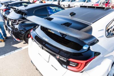 トヨタ GRヤリス：SARD製のリアカーボンウイングなどを装着