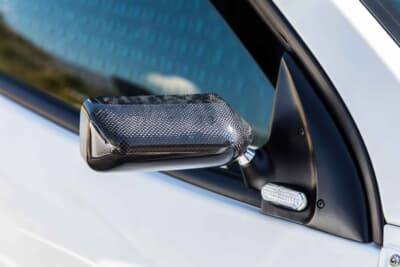 トヨタ GRヤリス：ミラーは小ぶりなカーボン製に変更し、ステー部分に追加のウインカーを設置