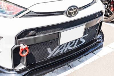 トヨタ GRヤリス:フロントバンパーグリルにはYARISの文字をステンシル風にペイントしたメッシュパネルを装着