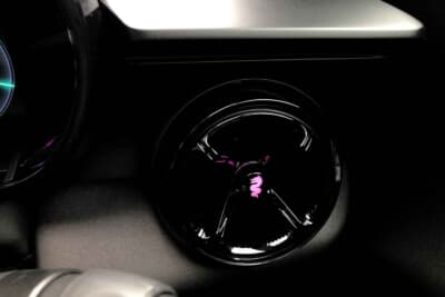 アルファ ロメオ ジュニア エレットリカ：いたるところにビショネ（蛇）が散りばめられている