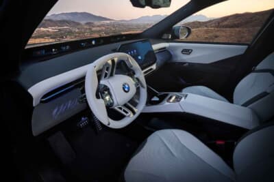 BMW iX3：利用可能な機能のボタンのみを点灯させるマルチファンクションステアリング