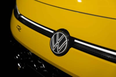 フォルクスワーゲンT-Roc：赤く発光するVWロゴをリアゲート中央に配置