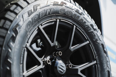 MUD VANCE SD：スポーク天面は細く鋭いY字形状だが、側面リブからナットホール部までの面積を大きく取っているため力感も大きい。エッジ感も強い