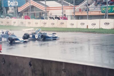 奥の8号車がMさんのマシン、手前の3号車が私のヴァンディーメン