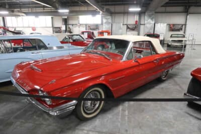 1964年 フォード サンダーバード：シボレー コルベットと対比されることが多いが、スポーティなプレミアム・パーソナルカーとして直接的な競合を避けていた。1964年に登場した第4世代は、よりフォーマルなデザインになった