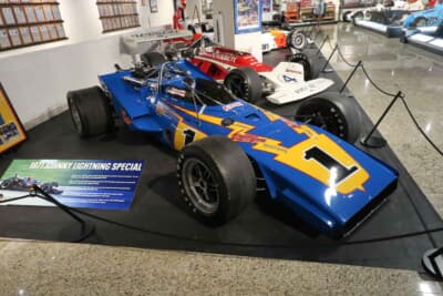 1971年 ローラ-パーネリ P.J.コルト “1号車 ジョニー・ライトニング スペシャル by アルフレッド・アンサーSr.”：アル・アンサーSr.が1971年にドライブしたローラ-パーネリです。1969年のローラをベースにした「新車」でした。インディ500でアルはレースの大半をリードし、1970年に続いて2連覇を達成しました