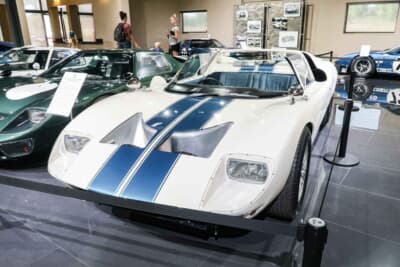 1965年 フォード GT40 プロトタイプ レーシング ロードスター GT/108:やがてフォードの目論見どおり、ル・マン24時間を制することになるフォードGT40。その開発を担ったプロトタイプのロードスター版です。この個体は、4台製作されたロードスターの最初の1台で、1965年3月に完成しています