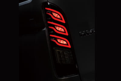 インテック ハイエース200系用フルLEDテールランプType2：ブレーキランプは、配線の変更で内側だけではなく、ファイアーパターンも光らせることが可能