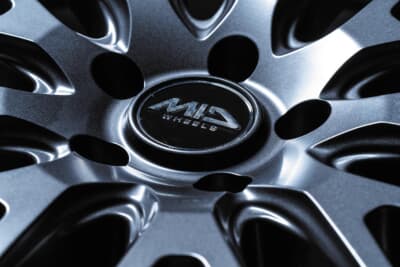 オーナメントはプレミアム性を意識した落ち着きのある意匠を採用。スポーク交点部が、センターキャップ寄りとなっている点にも注目あれ