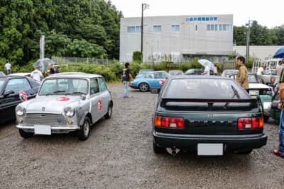 ミニ1000HL（左）、いすゞ ピアッツァ（右）