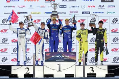 60号車 LMcorsaがトップチェッカーを受けた。2位は56号車 リアライズ、3位は666号車 seven × seven PORSCHE GT3R