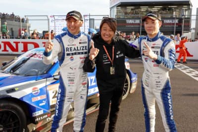 左から優勝した24号車の松田次生選手、近藤真彦監督、名取鉄平選手