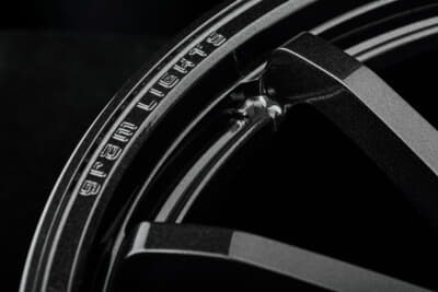 57NR:スポーク間は新意匠のC-FORMは、重量の増加を最小限に押さえつつも剛性アップ