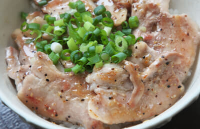 融点の低い脂が溶け出してピカピカと輝いている妻有ポーク