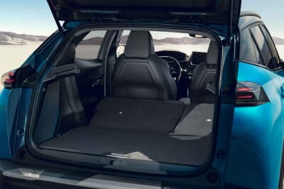 プジョー2008GTハイブリッド：フレキシブルなラゲッジスペース。6:4分割可倒式リアシートで1467Lの大容量を確保