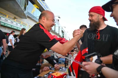 ファンの方とがっつり握手を