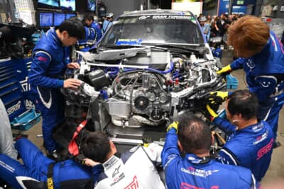 深夜のSTIのクラッシュしたマシンの大修復に追われるメカニックたち