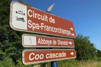 サーキットへは右折します