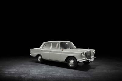 1961年に登場した通称「ハネベン」の190（W110）と220（W111）。Sクラスのショート版。世界初のフルモノコックボディによる衝撃吸収式安全ボディ構造を確立し、室内には本格的な安全パッドを装備。「安全を標準装備」したモデルだ。写真は190/W110