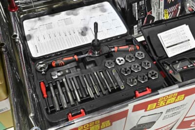 TONE：ラチェットメガネタイプのダイスはレバーで左右切り替えが可能で、無駄な操作なく楽に使えて重宝