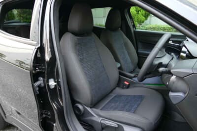 アルファ ロメオ ジュニア： Ibrida Coreはファブリックシートを設定。背面に描かれたビショーネ（蛇）の存在感が引き立つ