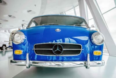 中央にメルセデス・ベンツのスターが付いたラジエーターグリルは当時の市販スポーツカーSLを彷彿させている。写真は正面カットで現メルセデス・ベンツミュージアムコレクションルーム2：キャリアのギャラリーに展示