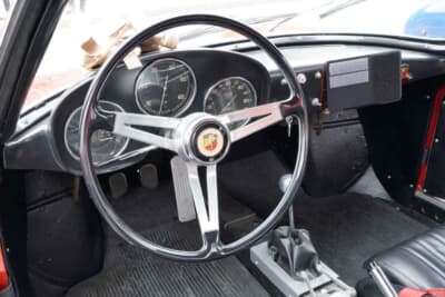 フィアット アバルト 750GT ザガート:メーターナセルには視認性の良いタコメーターを中心に、左右にスピードメーター、油圧、水温、燃料の計器が備わる