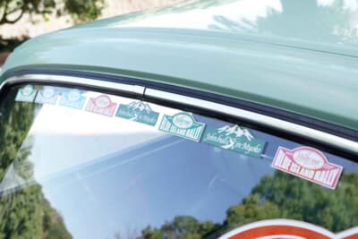 フォード コンサル コーティナ エステート：リアウインドウに貼られた過去に参加したイベントのステッカー。家族で全国のイベントへ出かけた思い出だ