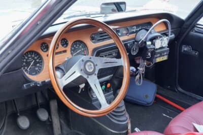 ランチア フルビア スポルト ザガート:愛車とマッチする年代のトリップメーター、マップランプ、ストップウォッチ、アナログウォッチを手に入れ、オーナーの塚本さんがDIYでラリー仕様へと仕上げたそうだ