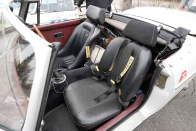 MG「B」:年式的に車検にはヘッドレストが必要。運転席側のコブラのバケットシートにも備わっている