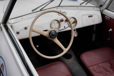 シアタ アミカ：インパネには必要最小限のメーター、スイッチだけが備わる