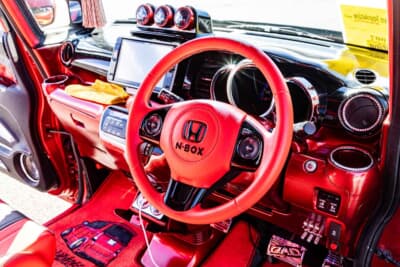 ホンダ N-BOX:ステアリングなど赤を基調に、ダッシュボードまわりも作り込まれている