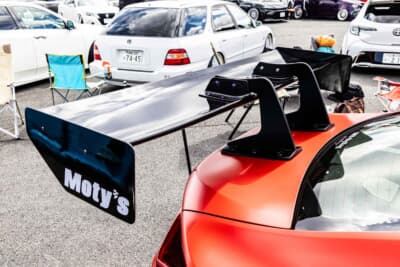 トヨタ 86：リアウイングの羽はロケットバニー製だが、ウイングステーはリバティーウォーク。ベースと翼端板は自作だ