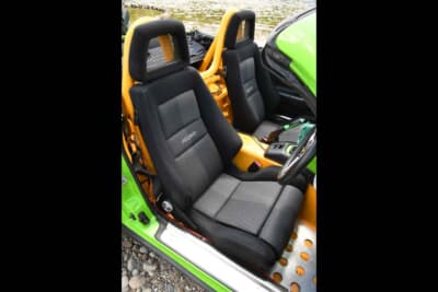 マツダ ロードスター：シートは2脚ともRECARO LXをチョイス