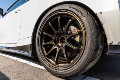 トヨタ GRヤリス：ホイールはRAYS CE28N-plus。サイズは18×11J＋15という極太リムに、さらに20mmのスペーサーを使用している