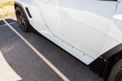 トヨタ GRヤリス：大きく張り出した前後のブリスターフェンダー