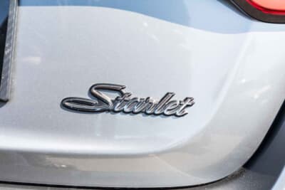 トヨタ GRヤリス:トヨタのコンパクト3ドアハッチバックとしてかつて名を馳せたスターレットのエンブレムを装着