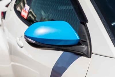 トヨタ GRヤリス:サイドミラーはブルーのものを選んでいるが、じつはモリゾウチャレンジカップの車両をオマージュしてノーマルヤリスのミラーを流用している